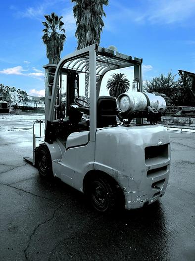 Usado 2012 GRUA HORQUILLA 3 TONELADAS TRIPLE MASTIL