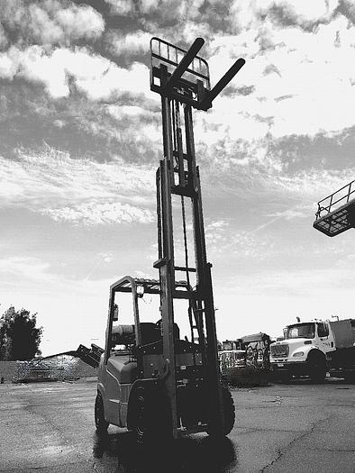 Usado 2012 GRUA HORQUILLA 3 TONELADAS TRIPLE MASTIL