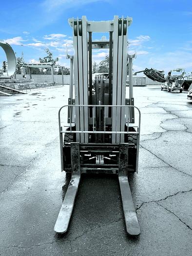 Usado 2012 GRUA HORQUILLA 3 TONELADAS TRIPLE MASTIL