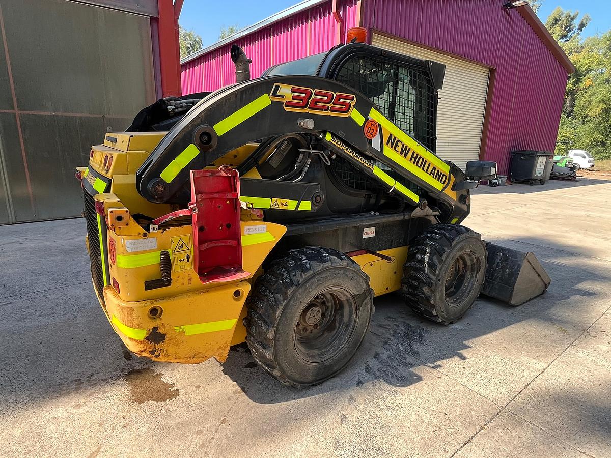 Usado Mini Cargador New Holland L235