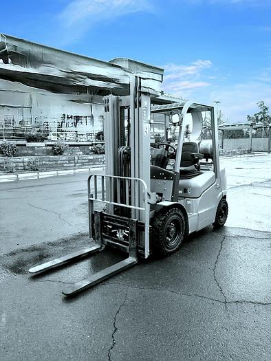 Usado 2012 GRUA HORQUILLA 3 TONELADAS TRIPLE MASTIL