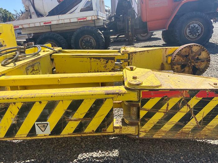 Usado MANIPULADOR DE NEUMATICOS 2557A