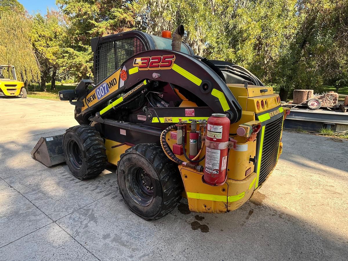 Usado Mini Cargador New Holland L235
