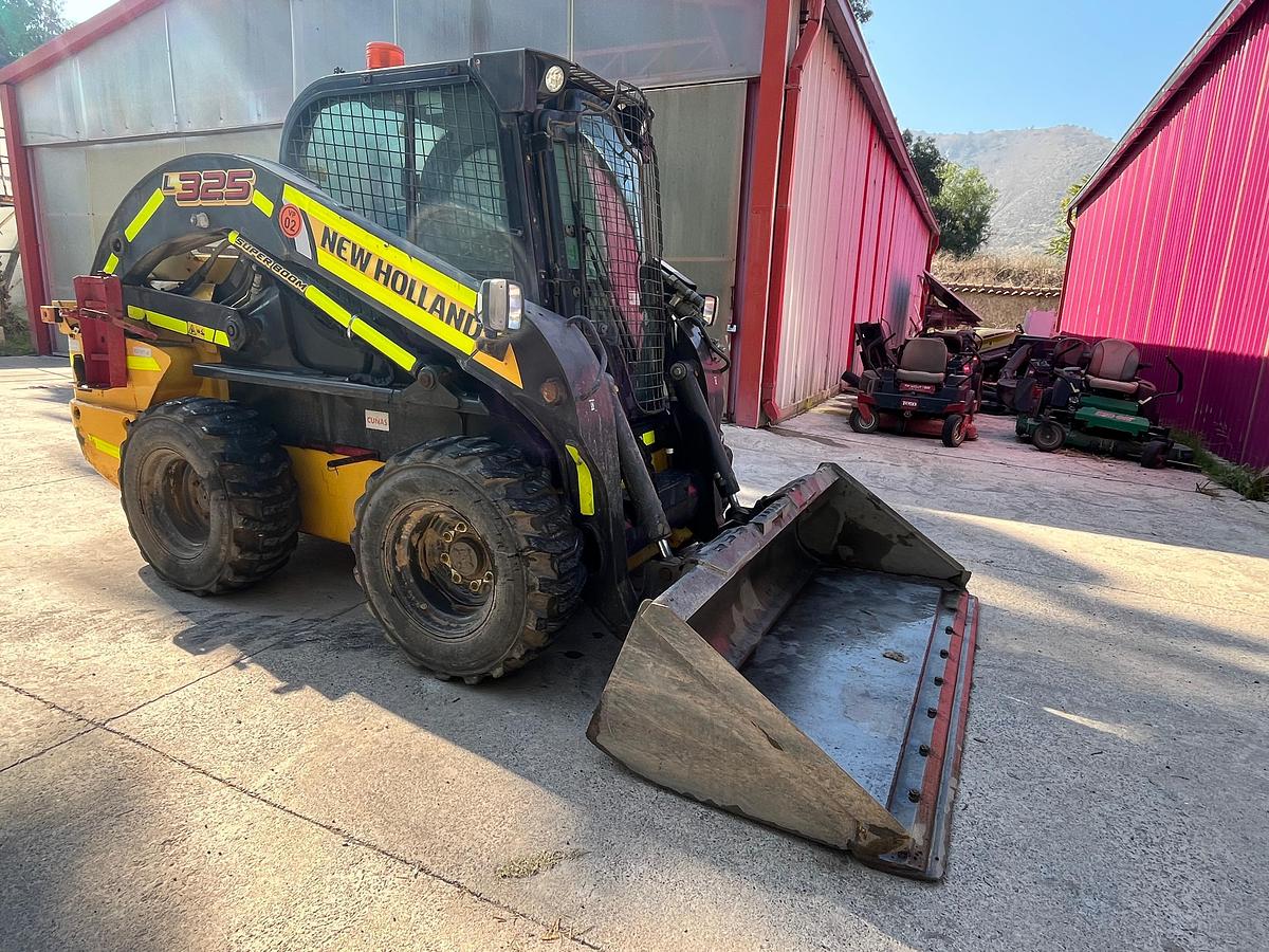 Usado Mini Cargador New Holland L235