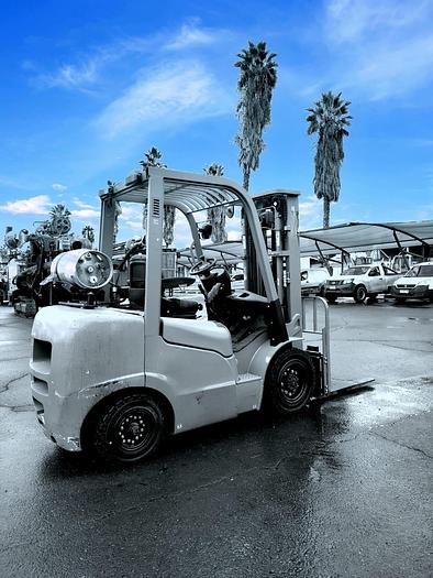 Usado 2012 GRUA HORQUILLA 3 TONELADAS TRIPLE MASTIL