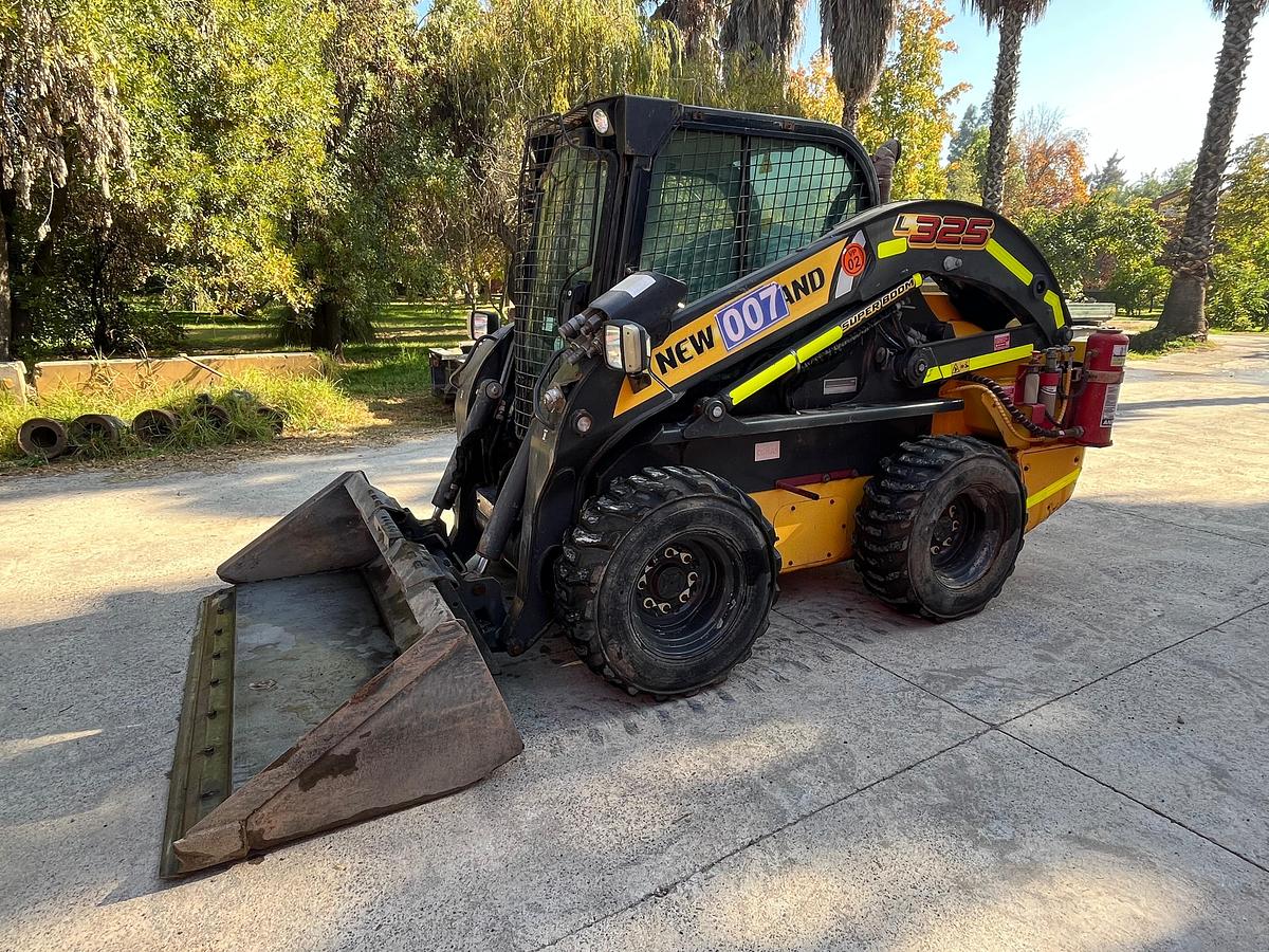 Usado Mini Cargador New Holland L235