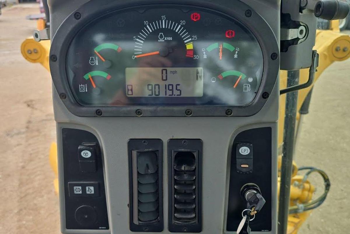 Used 2012 Caterpillar 140M2