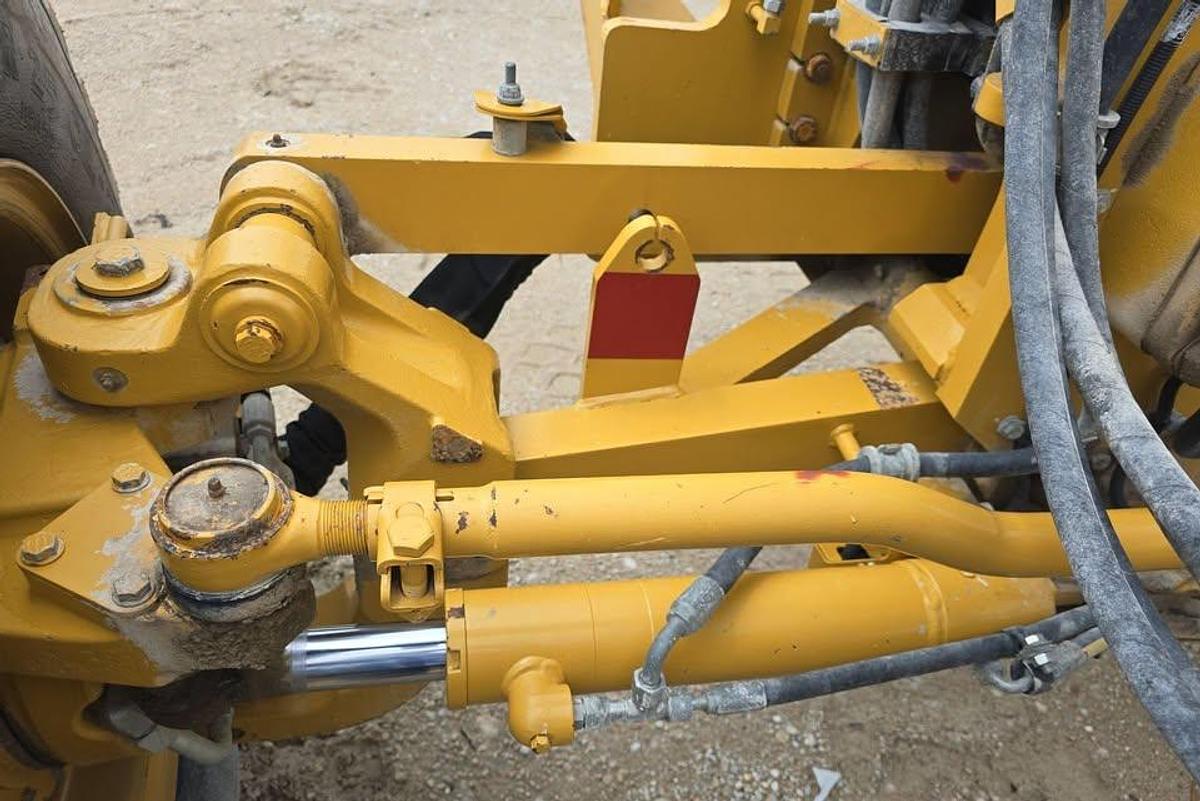 Used 2012 Caterpillar 140M2