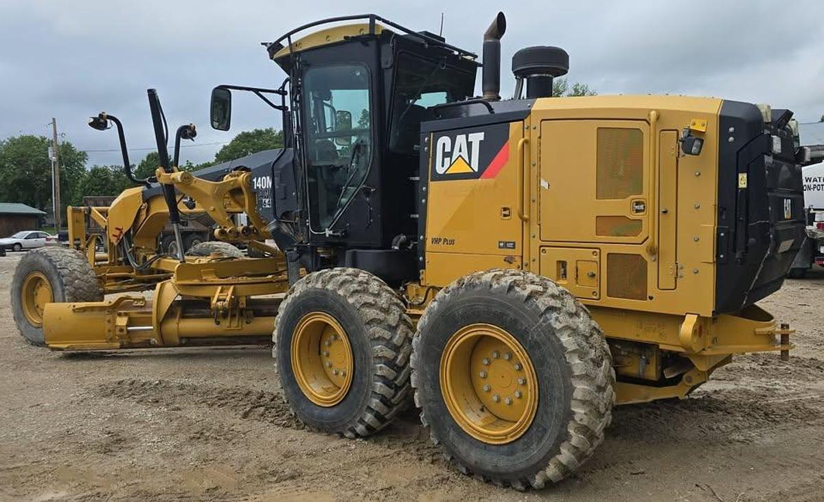 Used 2012 Caterpillar 140M2