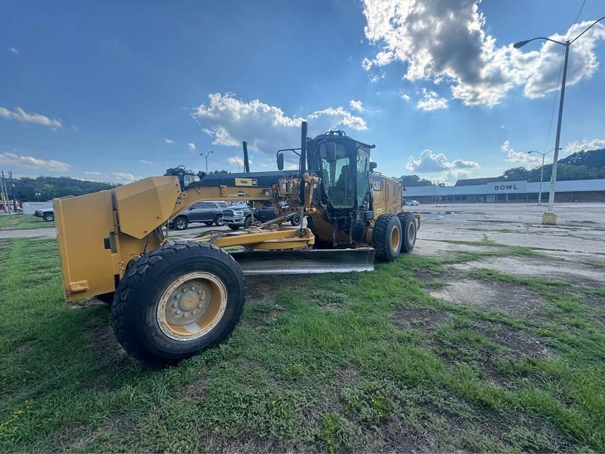 Used 2017 Caterpillar 140M3