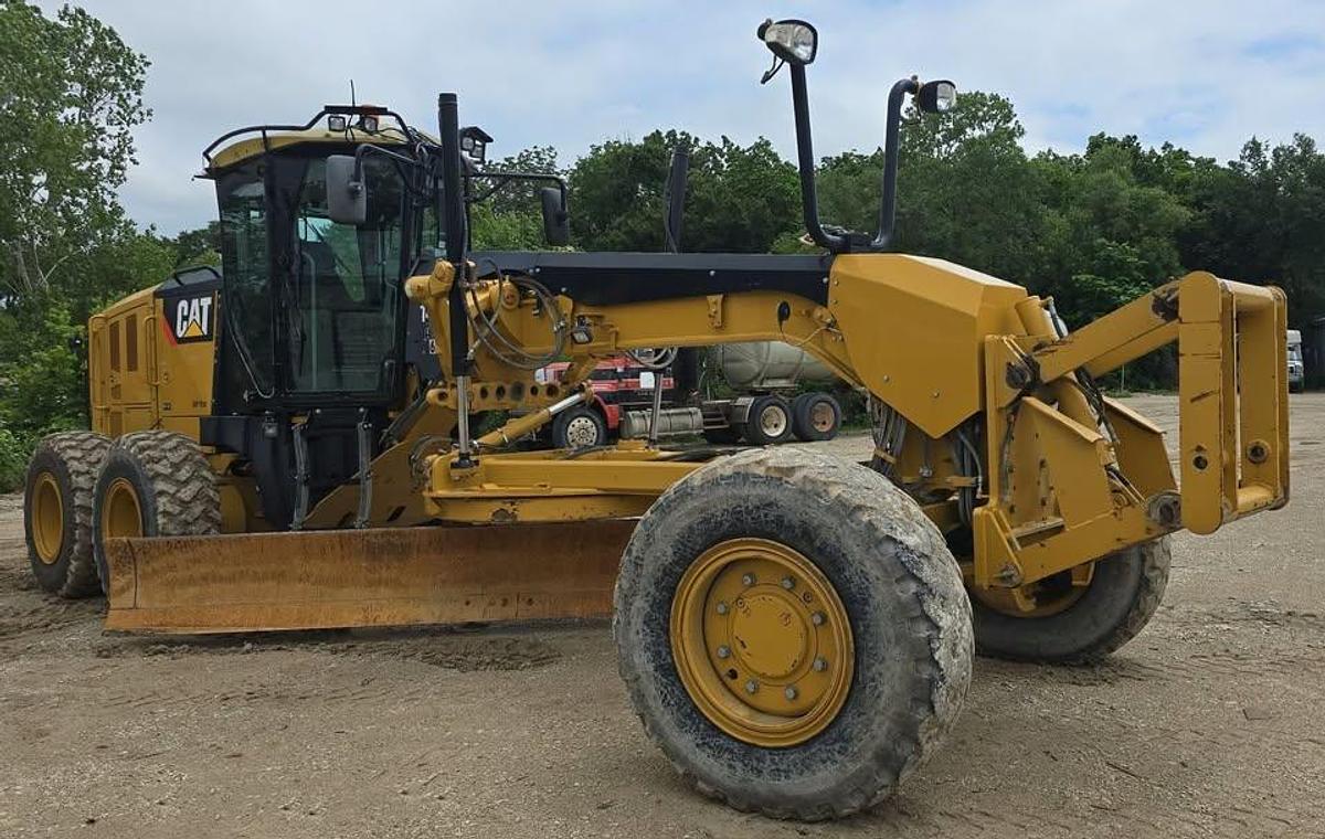 Used 2012 Caterpillar 140M2