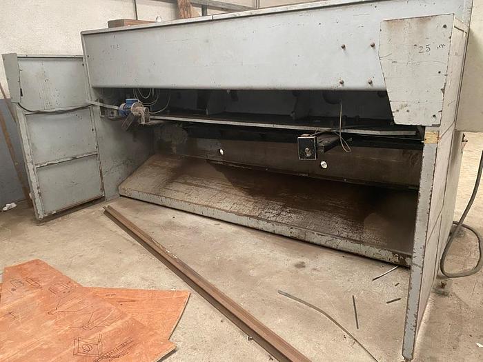 Used 2001 OMAG ES38 3m x 8mm Guillotine Shears