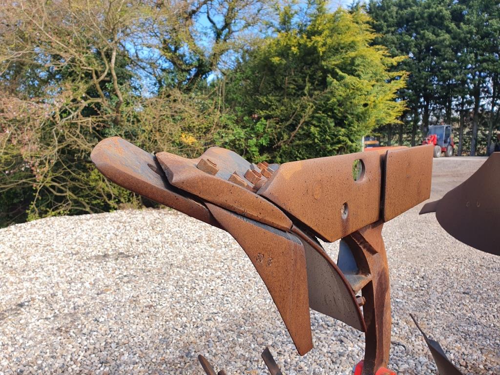 Used Gregoire Besson HRPC7 Plough