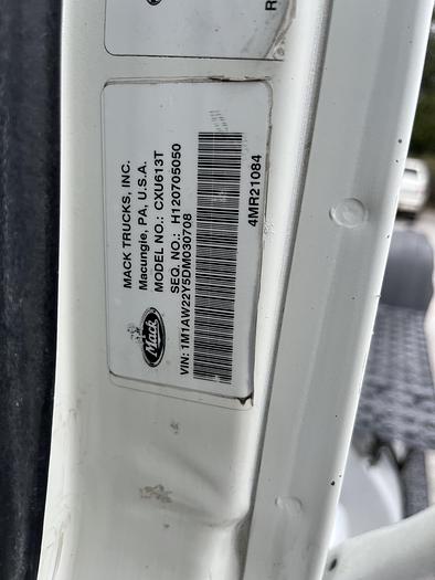 Used 2013 Mack Day cab