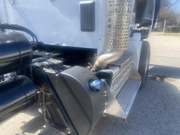 Used 2023 Kenworth 880