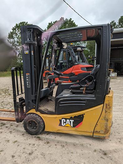Used Caterpillar Outdoor 3 Wheel Forklift