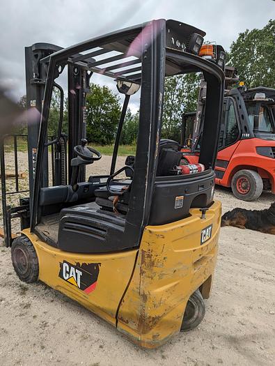 Used Caterpillar Outdoor 3 Wheel Forklift