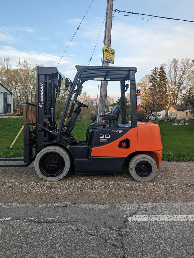 Used 2017 Doosan 6000 Lb Outdoor Forklift