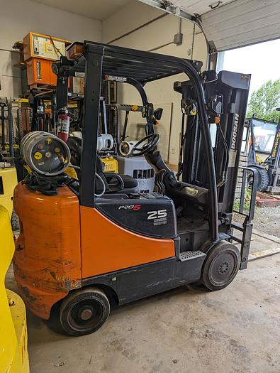 Used 2019 Doosan 5000Lb Forkpositioning Sideshifer