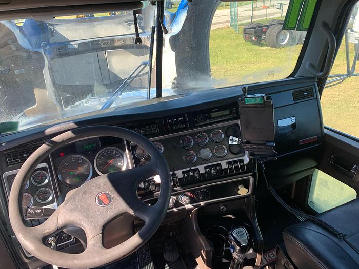 Used 2011 Kenworth T800 tri axle dump truck