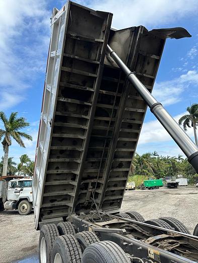 Used 2006 Mack CV713