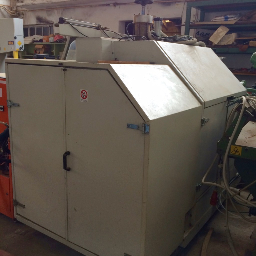 Used 1997 Giostra contornatrice per sedili, taglieri e prodotti similari con albero potenziato