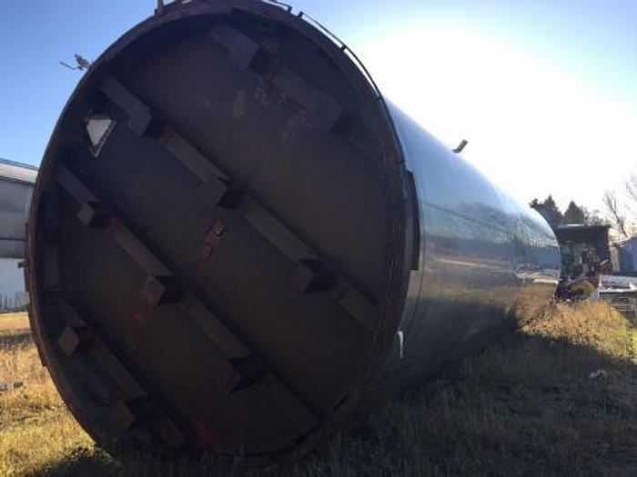 Begagnad 40 m3 rostfri upprättstående tank. såld