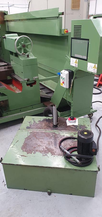 Used Binns & Berry Data 2000mm CNC Lathe