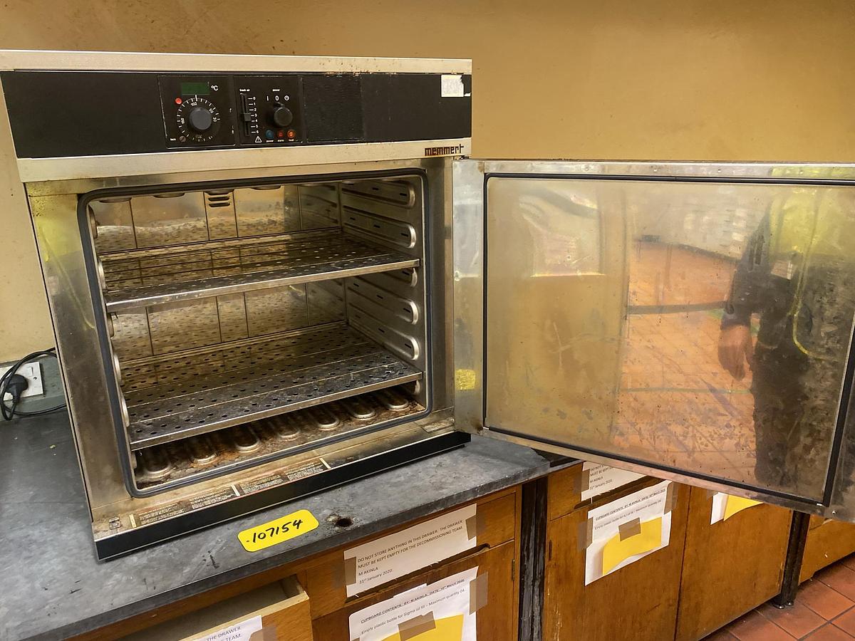 Used MEMMERT 200deg electric oven