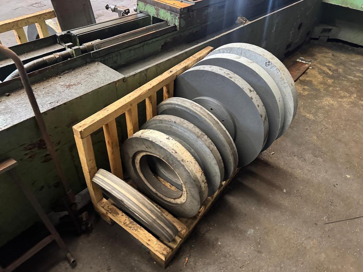 Used Cometa Model HSP 4000 Cylindrical Grinder