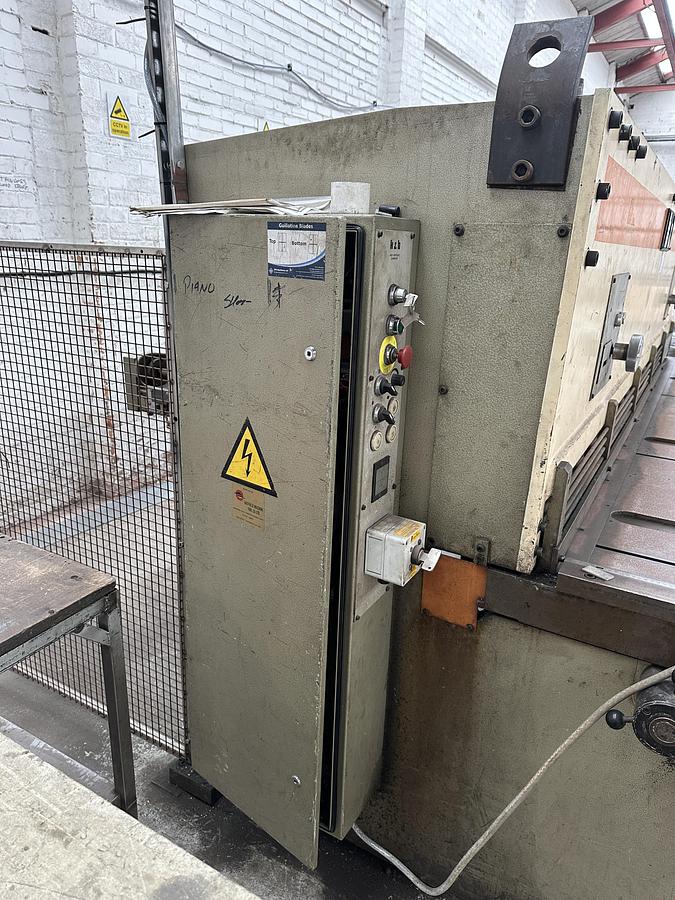 Used Safan Donewell 3000mm x 6mm Guillotine