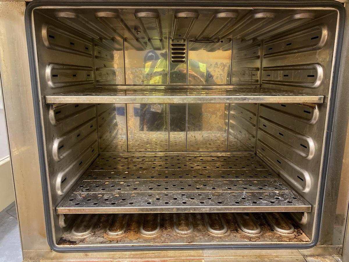 Used MEMMERT 200deg electric oven