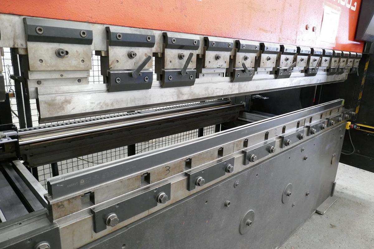 Used Amada HFBO 100/30 CNC Pressbrake