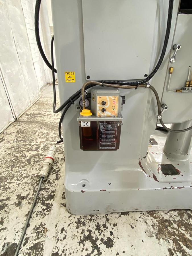 Used XYZ 1500 Turret Milling Machine