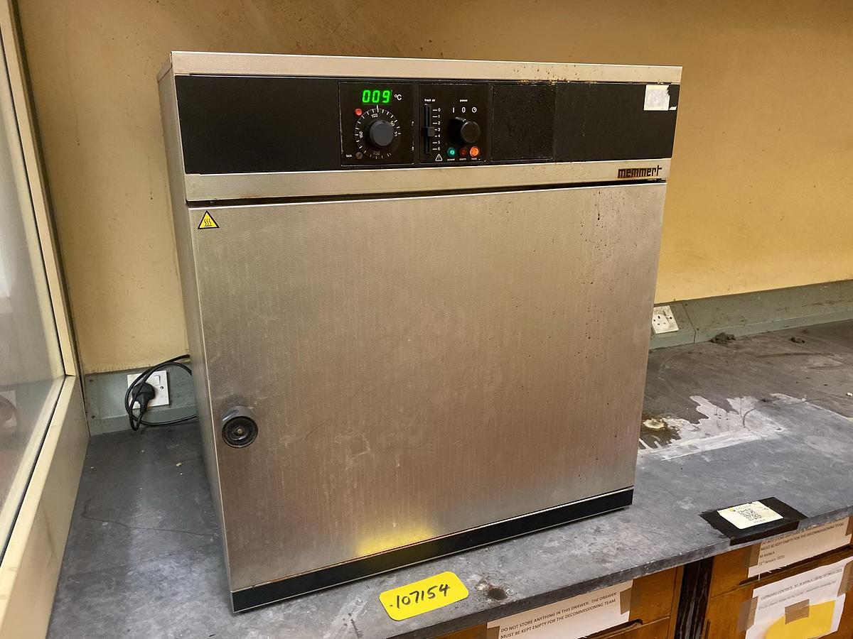 Used MEMMERT 200deg electric oven