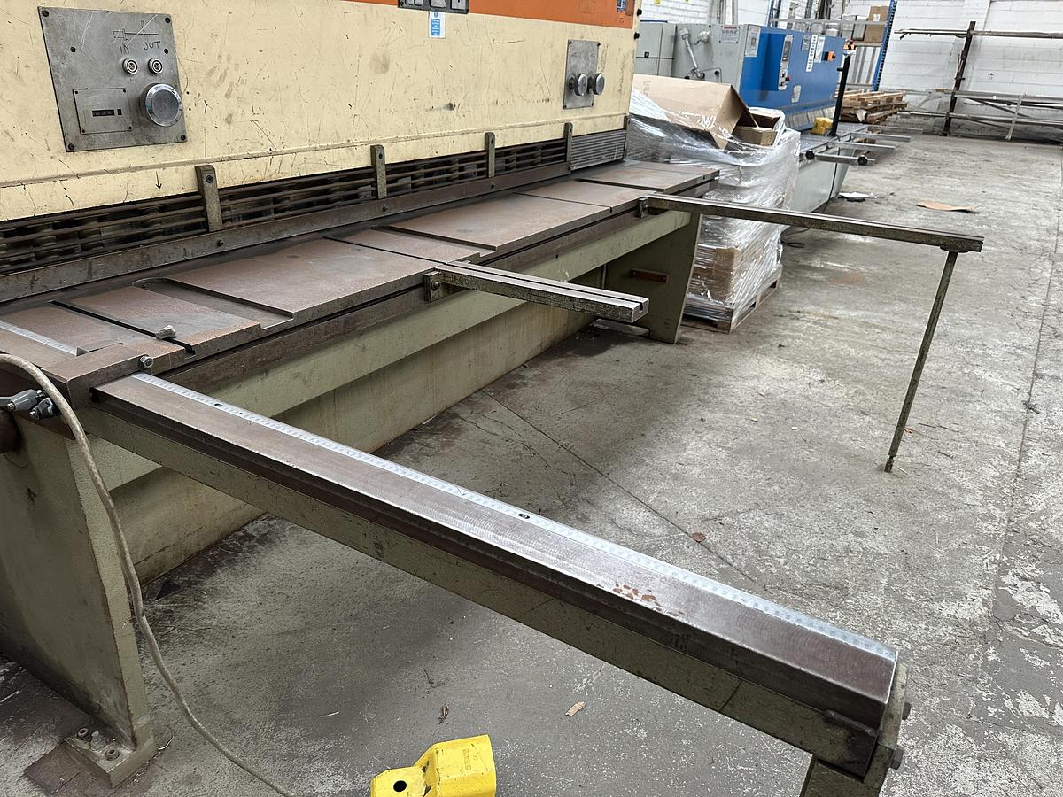 Used Safan Donewell 3000mm x 6mm Guillotine