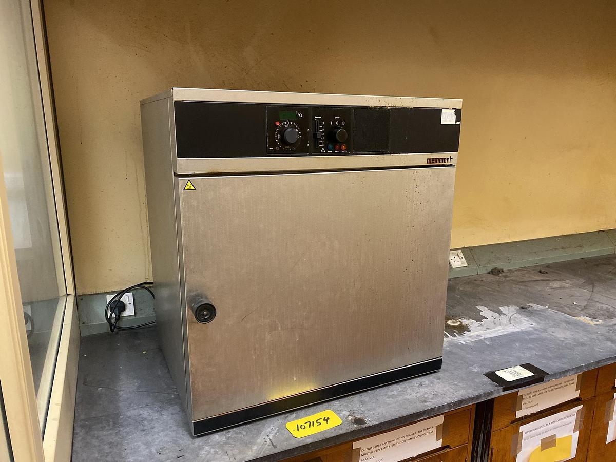 Used MEMMERT 200deg electric oven