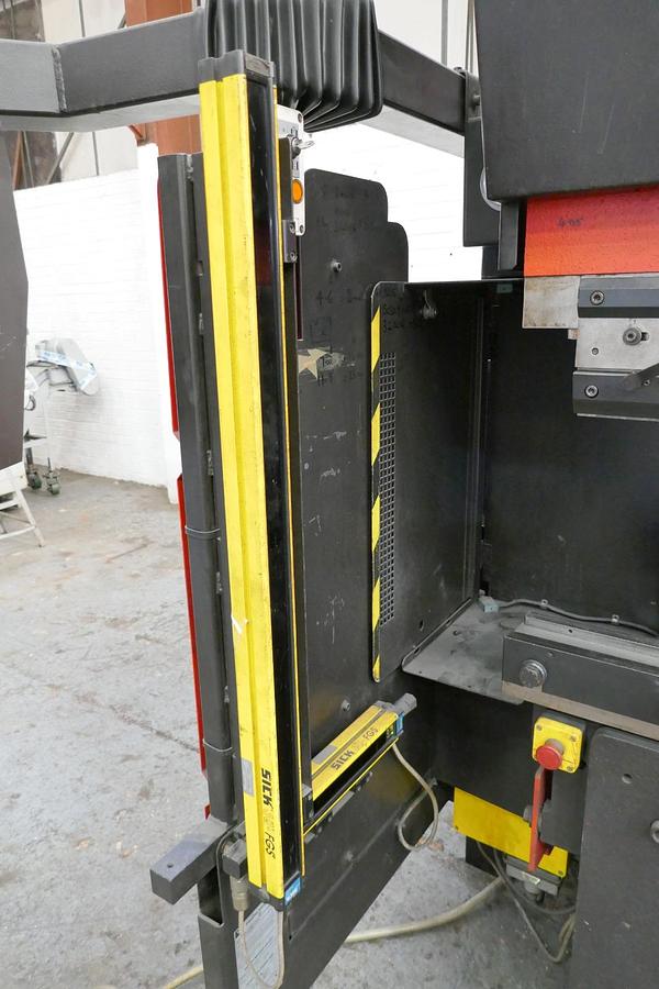 Used Amada HFBO 100/30 CNC Pressbrake