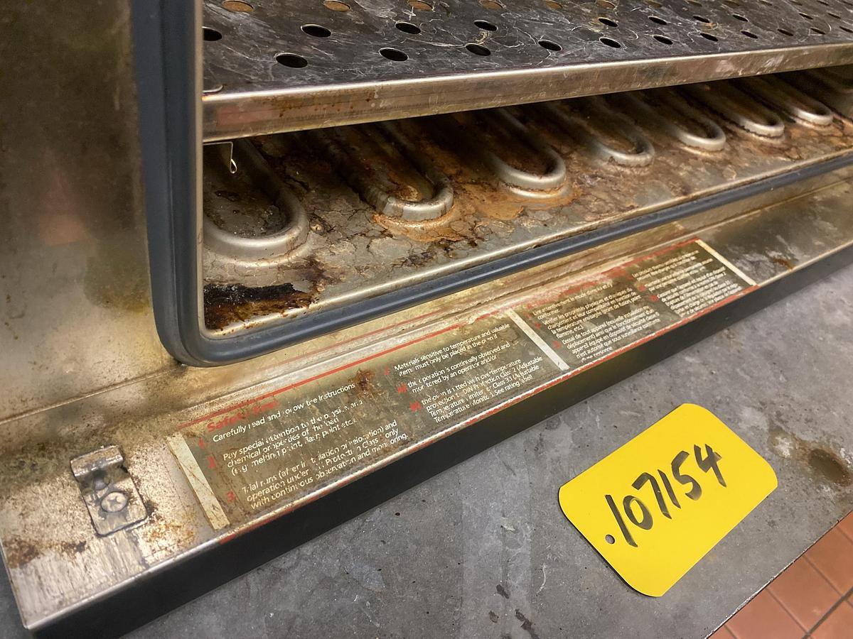 Used MEMMERT 200deg electric oven