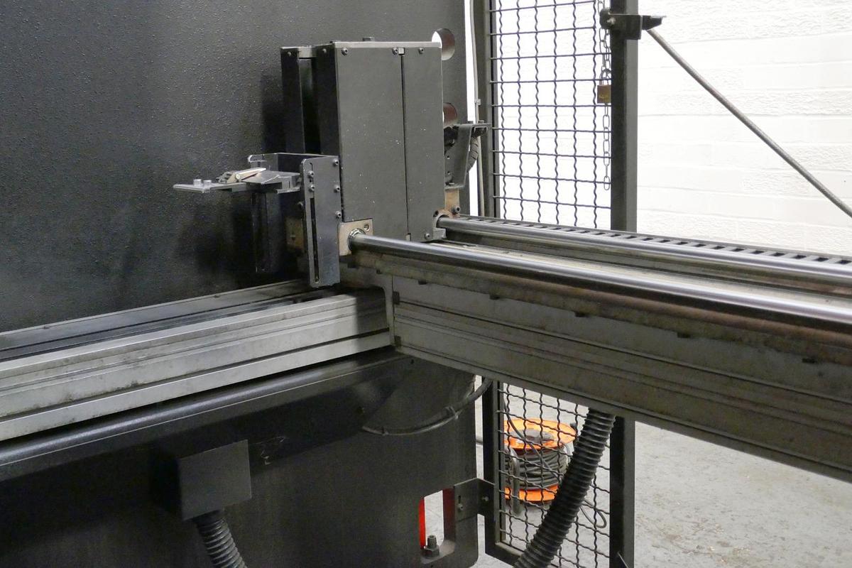 Used Amada HFBO 100/30 CNC Pressbrake
