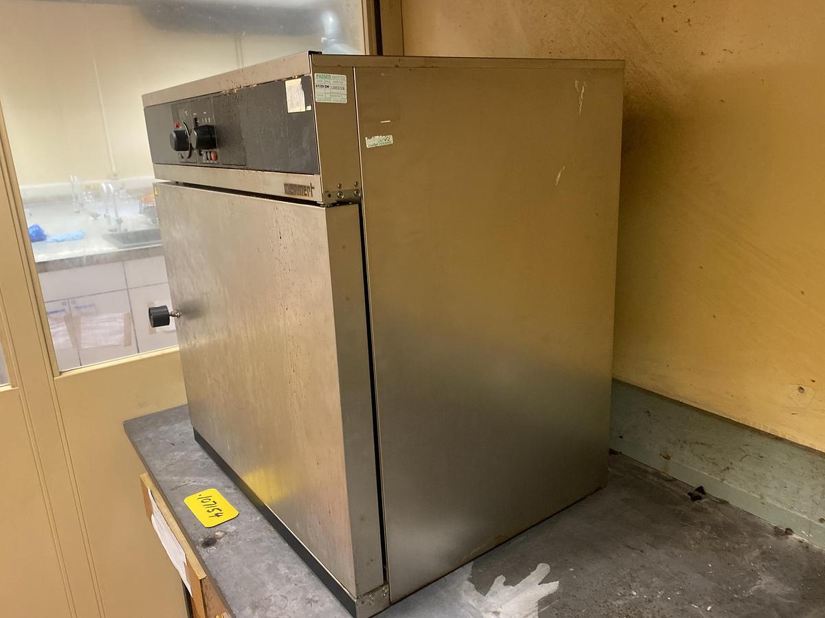 Used MEMMERT 200deg electric oven