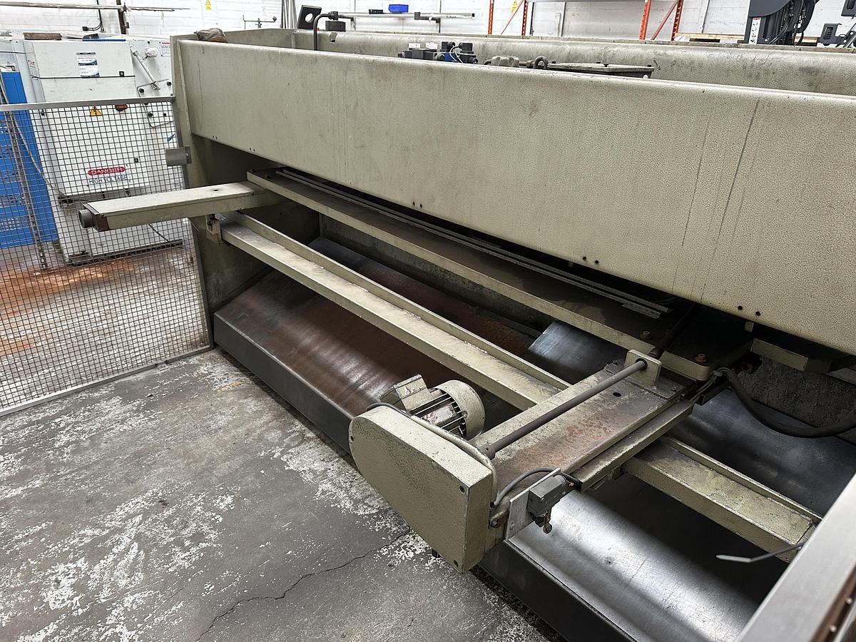 Used Safan Donewell 3000mm x 6mm Guillotine