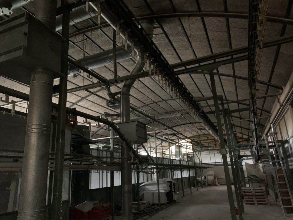 Usato Catena di verniciatura ad acqua per letti di bambini o prodotti similari, da 865 metri lineari, robots, coppe rotanti e accessori.