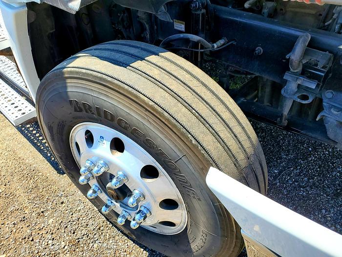 Used 2017 Freightliner Cascadia Truck w/ Sleeper