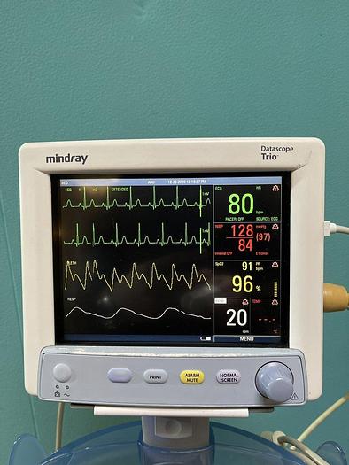 Used Mindray Datascope Trio Patientenmonitor auf Trolley mit Manschette, EKG Kabel und SpO2 Fingersensor