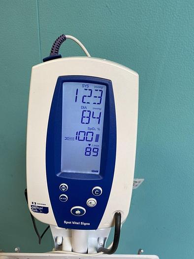 Gebraucht Welch Allyn Spot Vital Signs Monitor auf Trolley mit Manschette