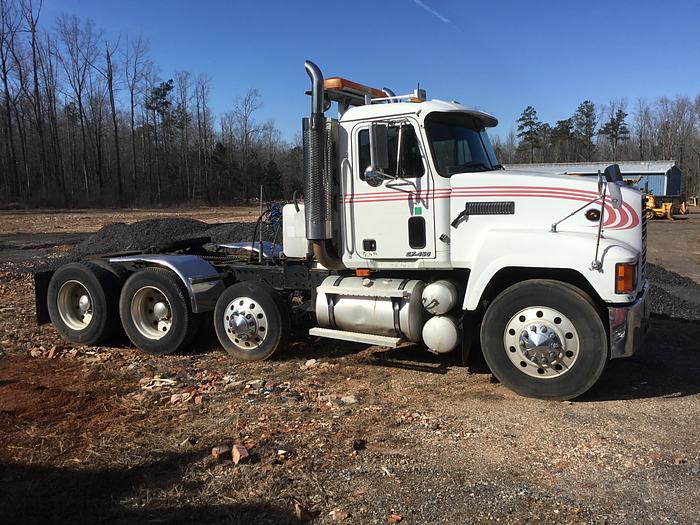 1999 Mack E7-460