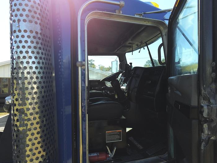 Used 2011 Kenworth T800 tri axle dump truck
