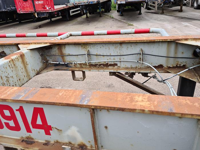 Used 1980 2 axle gooseneck container chassis  steel suspension drum brakes freuhauf