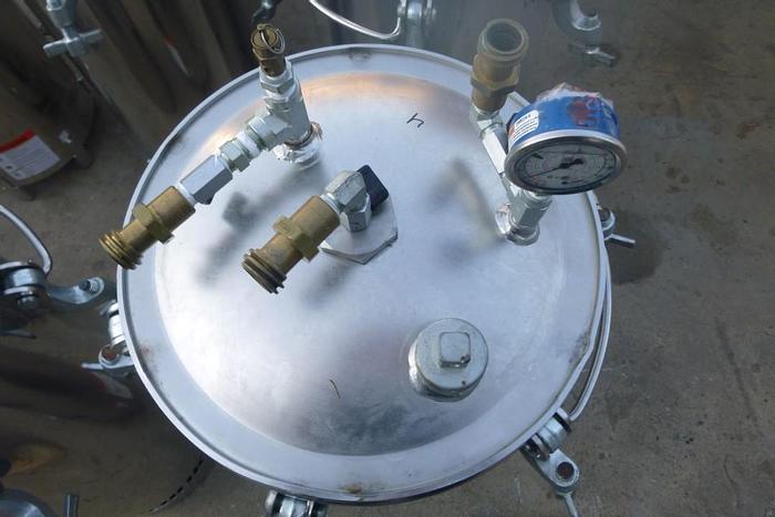 Used Tank, 15 Gallon, S/st, 110 PSI, 14" X 26.5", Binks (9) #S744049